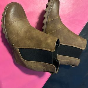 Brown booties with black elastic